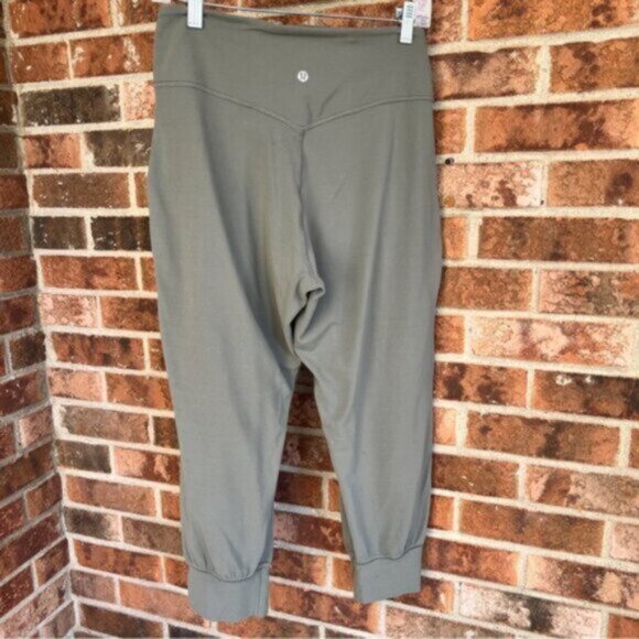 Lululemon Align Jogger Crop *23" Grey Sage  EUC Nulu  Size 8 - Picture 6 of 14